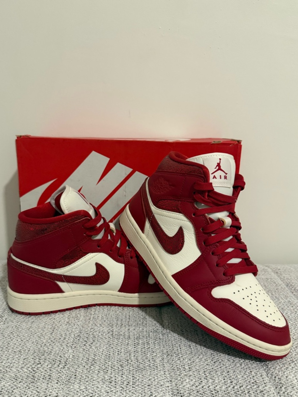 Jordan Women’s Air Jordan Mid 1 Mid SE Valentine’s Edition.